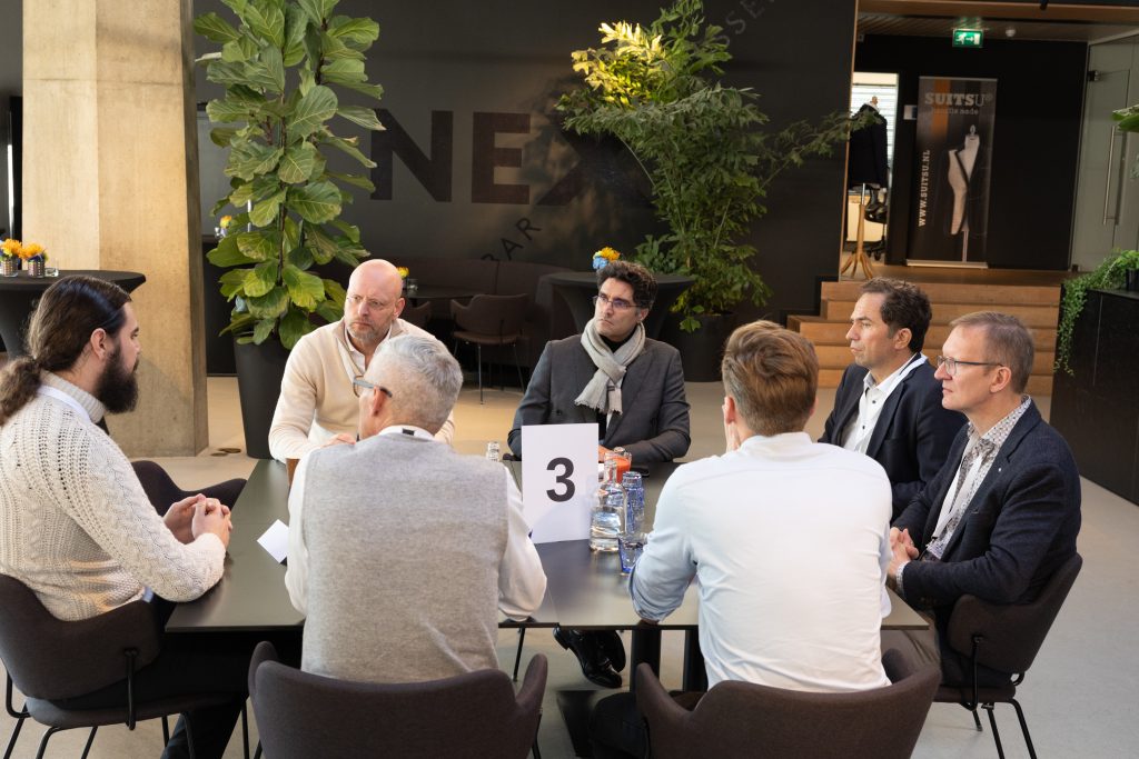 mannen zitten learning communities