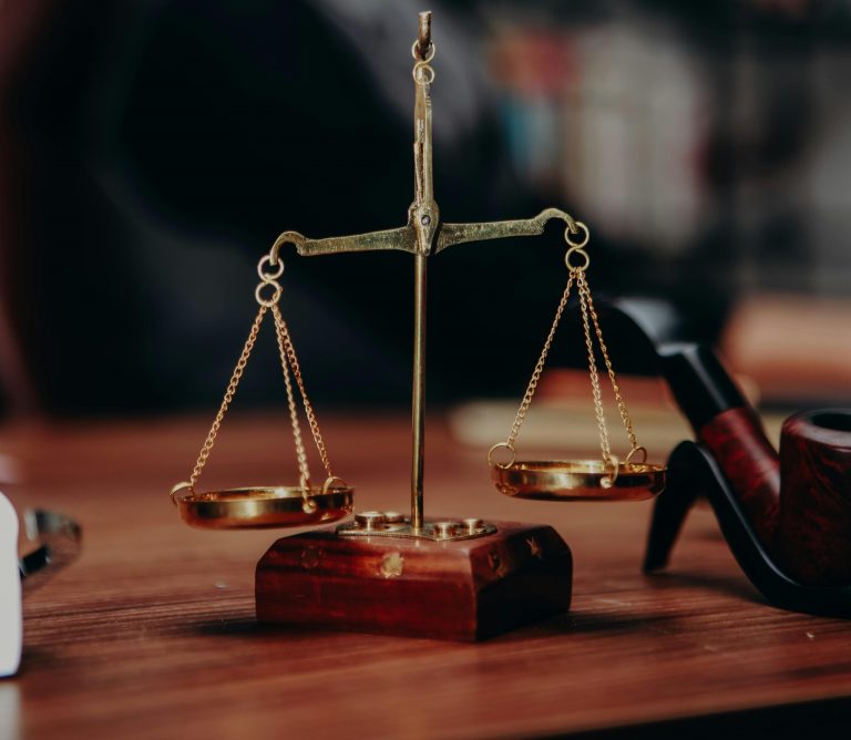 klassieke weegschaal op houten tafel