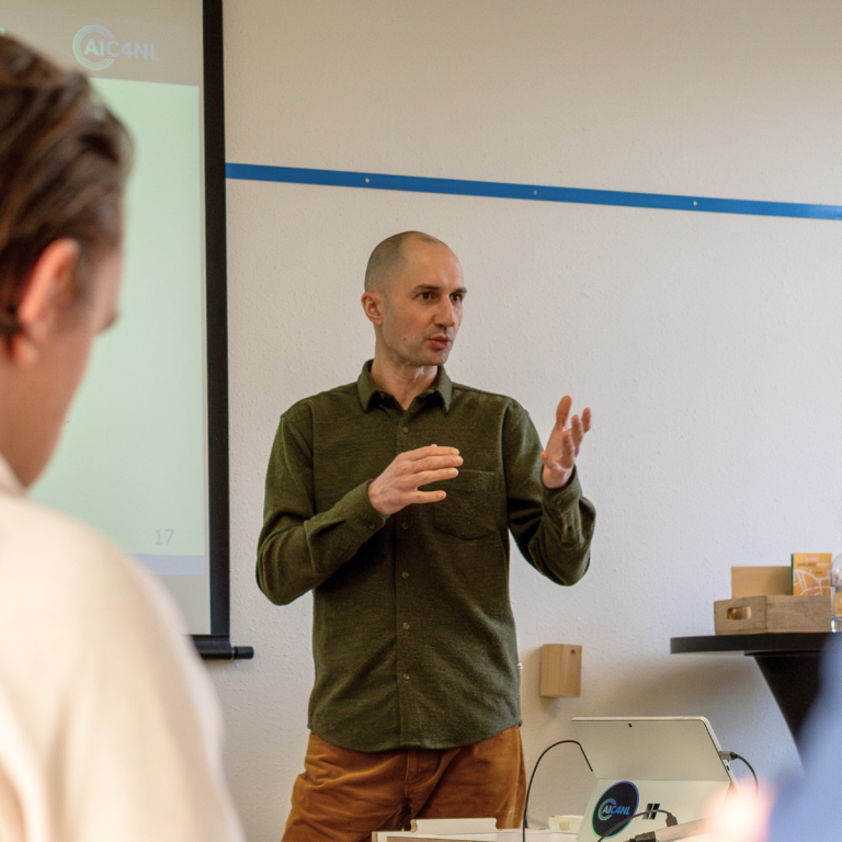 Man and green jersey explains something with his hands