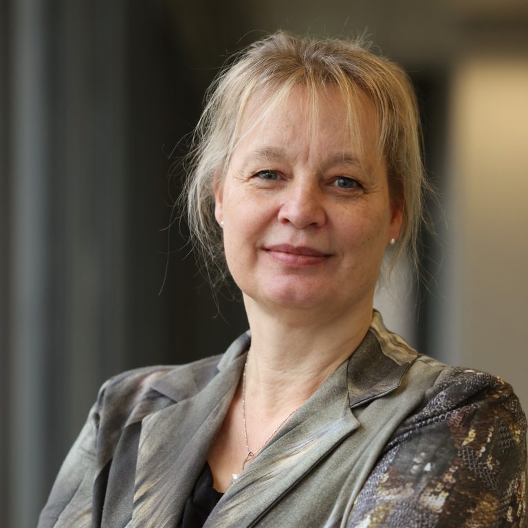 Portret van blonde vrouw met pony