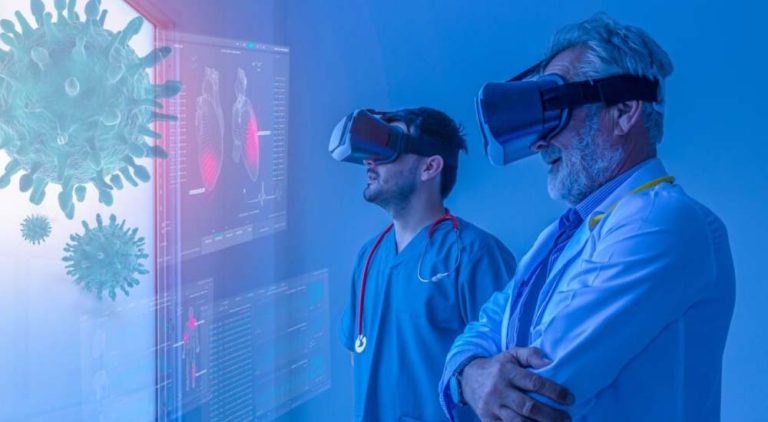 Twee mannen in witte doktersuniforms met VR-brillen