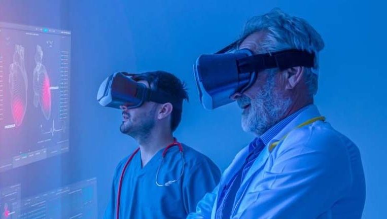 Twee mannen in witte doktersuniforms met VR-brillen