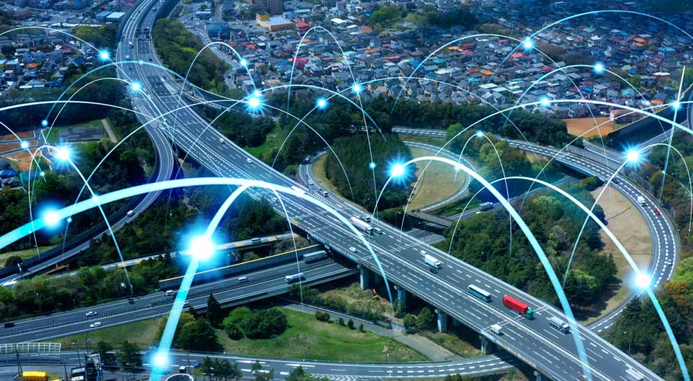 Wegennetwerk met digitale lichtlijnen als symbool voor connectiviteit en smart mobility.