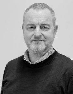 Werkgebiedleider Technische Industrie Raimond Elias kijkt lachend in de camera