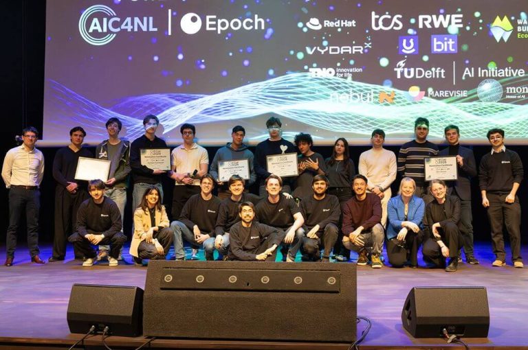 Genomineerden op het podium in De Deoelen Rotterdam, voor een groot scherm met logo's van betrokken organisaties.