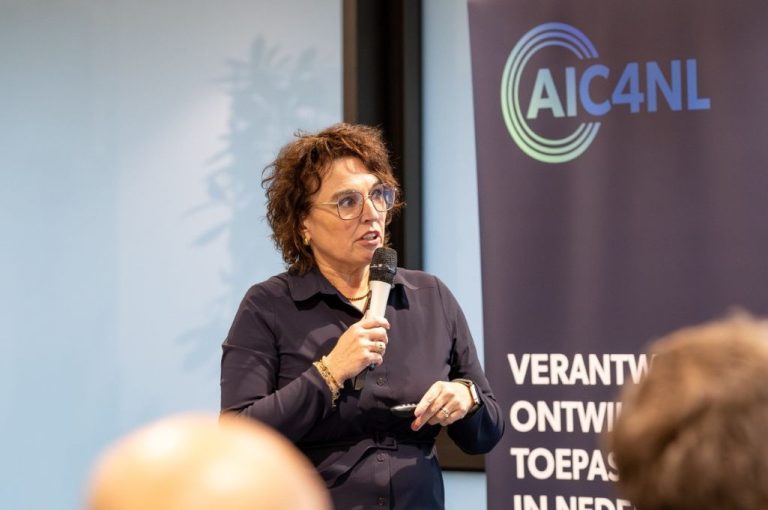 Marloes Roelands Werkgebiedleider Talent, Kennis en Vaardigheden spreekt tijdens AIC4NL event.