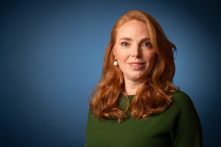 Willemijn Aerdts, staatssecretaris van Economische Zaken - digitale economie en soevereiniteit kijkt lachend in de camera. Foto Martijn Beekman en Valerie Kuypers