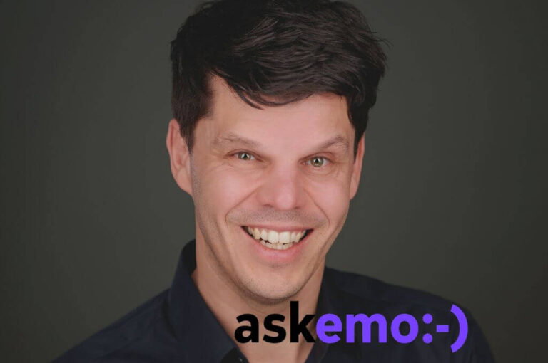 Roel Schellekens, owner of Askemo, smiles at the camera; the Askemo logo, in black and purple letters, is superimposed over the image in the lower right corner