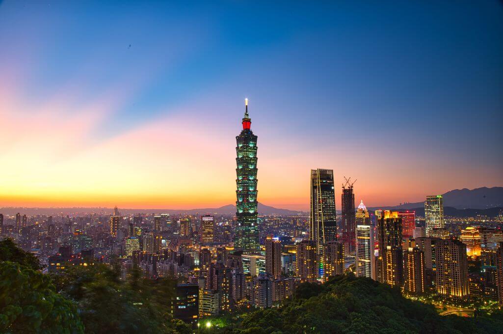 Panoramisch uitzicht op de Taipei 101 wolkenkrabber in Taipei, Taiwan, tijdens de schemering