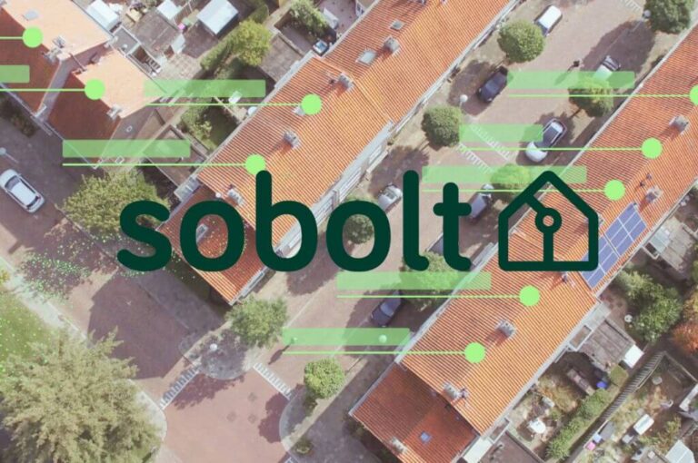 Logo Sobolt en daaronder woningen met rode daken van bovenaf gezien.