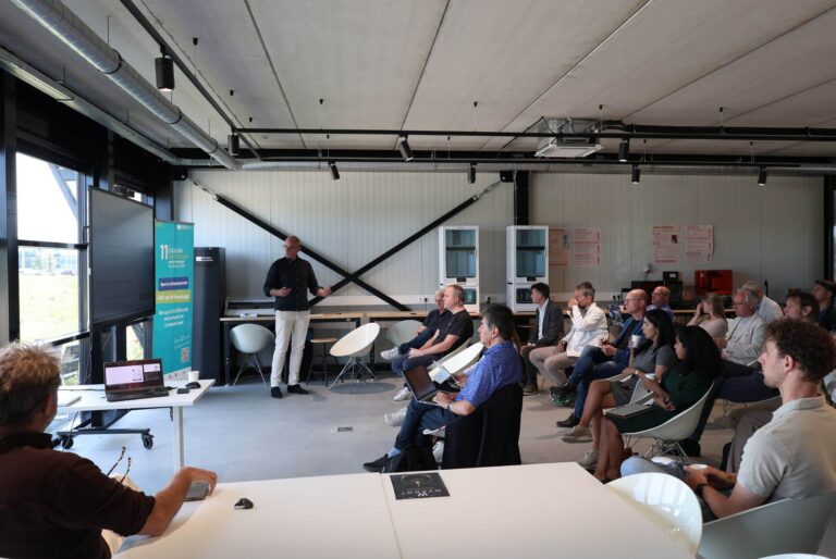 Deelnemers volgen een presentatie over data-, cloud- en AI-soevereiniteit tijdens een bijeenkomst van het Open Data Space Lab in het CometLab op de NL Space Campus